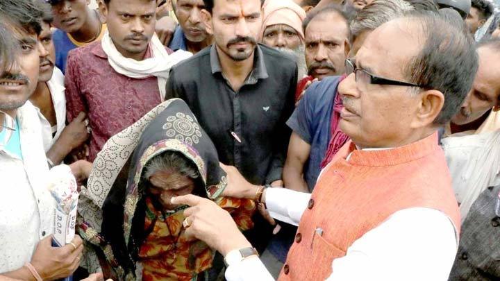 मुख्यमंत्री श्री चौहान ने फिर दिखाई वृद्ध महिला के प्रति संवेदनशीलता